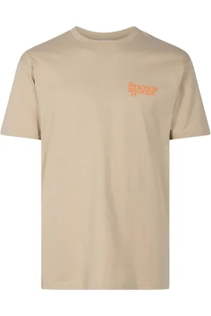 STADIUM GOODS® Playera Howard Street Store Sand