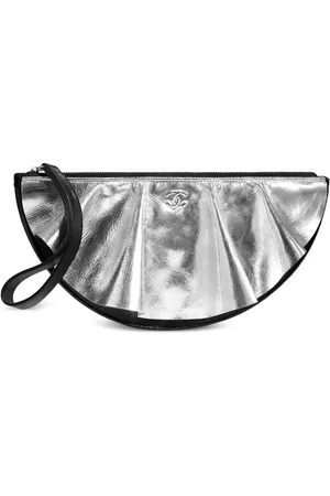 CHANEL Bolsa de mano metalizada con capitonado de rombos 2020