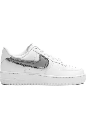 Nike Tenis Air Force 1 Low "White" de x KAWS x Sky High Farms