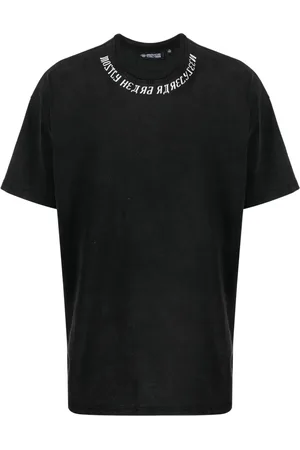 MOSTLY HEARD RARELY SEEN Playera con logo estampado
