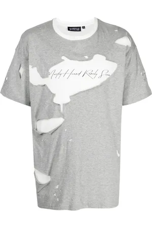 MOSTLY HEARD RARELY SEEN Playera con detalles rasgados y logo estampado
