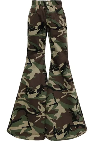 Vetements Pants acampanados con estampado militar