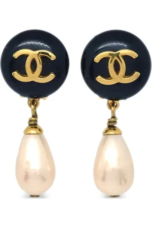 CHANEL Aretes de clip con logo CC y perla 1995