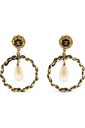 CHANEL Aretes con perla artificial y logo CC