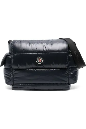 Moncler Pañalera capitonada con parche del logo