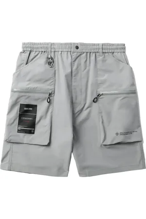Izzue Shorts cargo con parche del logo