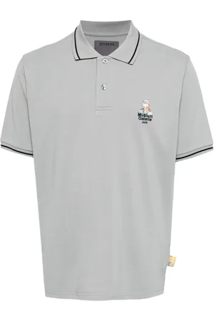 Musium Div. Playera tipo polo con aplique del logo