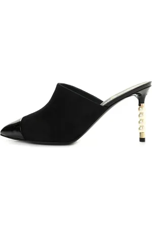 CHANEL Mules con perlas artificiales