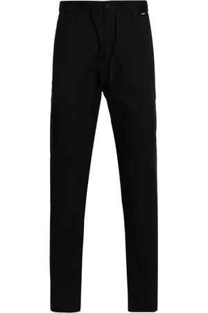 Calvin Klein Pantalones tapered con parche del logo