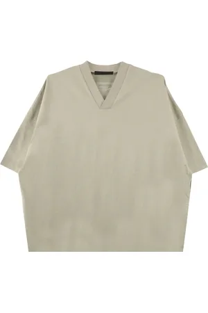 FEAR OF GOD Playera con logo estampado y cuello V