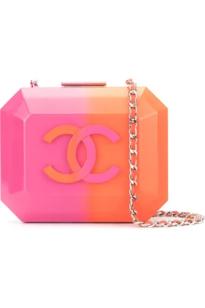 CHANEL Bolsa crossbody estructurada con logo