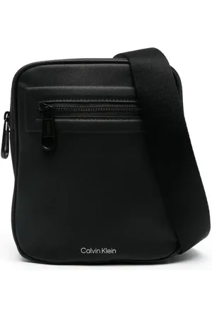Calvin Klein Mochila tipo mensajero con logo en la correa