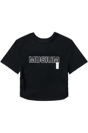 Musium Div. Playera con aplique del logo