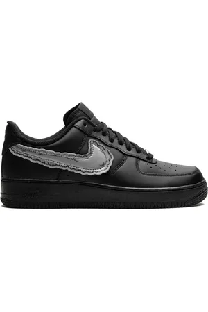 Nike Tenis Air Force 1 Low "Black" de x KAWS x Sky High Farms