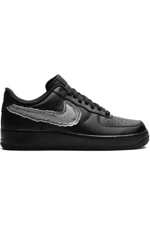 Nike Tenis Air Force 1 Low "Black" de x KAWS x Sky High Farms