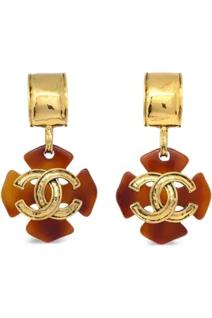 CHANEL Aretes de clip con efecto de carey y logo CC 1994