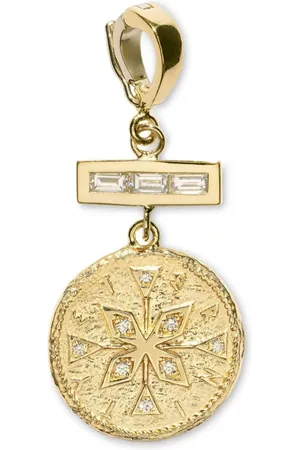 Azlee Dije Compass pequeño en oro amarillo de 18kt con diamantes