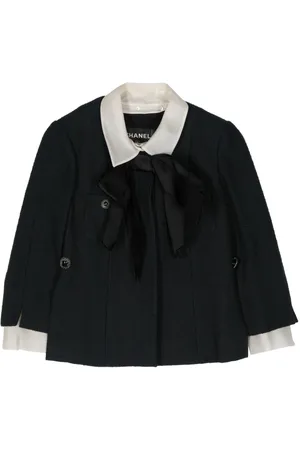 CHANEL Chamarra corta con detalles de moño