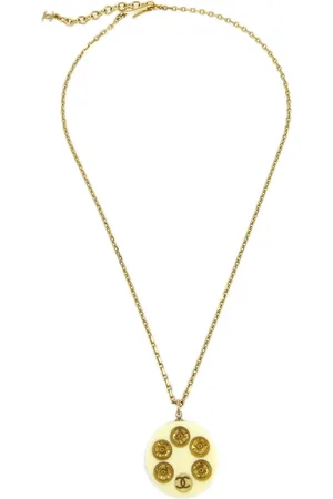 CHANEL Collar bañado en oro con dije del logo CC 2003