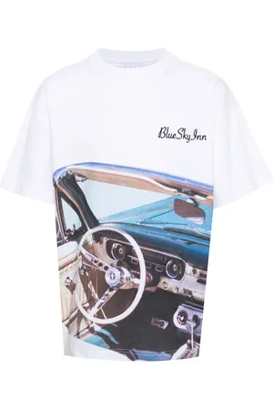 BLUE SKY INN Playera con auto estampado