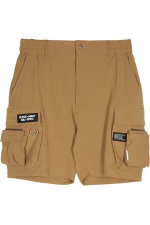 Izzue Shorts cargo con detalle de ojales y placa del logo