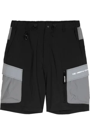 Izzue Shorts cargo con diseño color block y logo estampado
