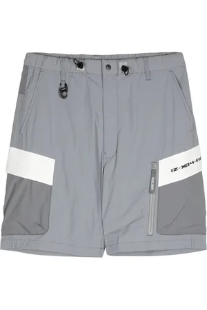 Izzue Shorts cargo con diseño color block y logo estampado
