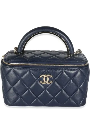 CHANEL Cosmetiquera con capitonado de rombos y logo CC 2023