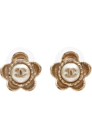 CHANEL Aretes de clip con perla y logo CC 2016