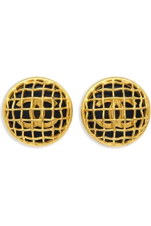 CHANEL Aretes de clip en forma de botón con logo CC 1995