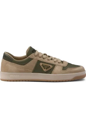 Prada Tenis de gamuza con triángulo esmaltado