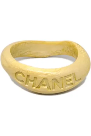 CHANEL Brazalete con logo en relieve 1996