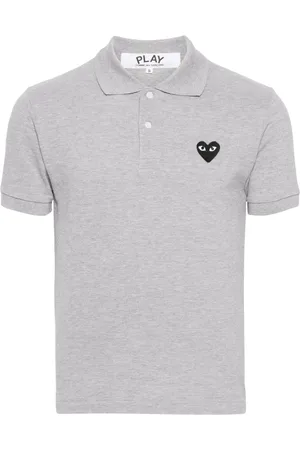 Comme des Garçons Playera tipo polo de piqué con parche de corazón