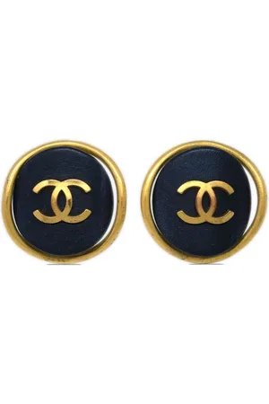 CHANEL Aretes de clip estilo botón con logo CC 1993