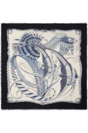 Salvatore Ferragamo Chal de seda con peces estampados