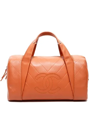 CHANEL Bolsa de viaje con capitonado chevron y logo CC 2005