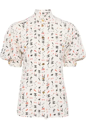 CHANEL Camisa de seda con logo CC estampado