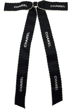 CHANEL Broche de moño satinado con logo bordado 1990-2000