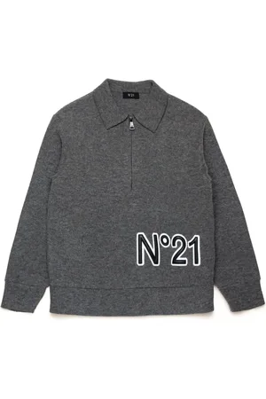 Nº21 Playera tipo polo con logo en relieve