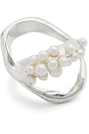 Beatriz Palacios Anillo con doble onda y diseño de racimo