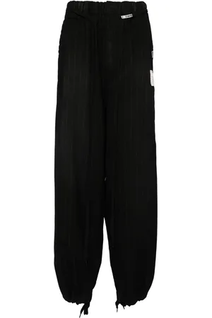 Maison Mihara Yasuhiro Pants con cordones en el dobladillo y estampado de rayas diplomáticas