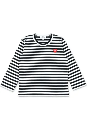 Comme des Garçons Playera a rayas con parche de corazón