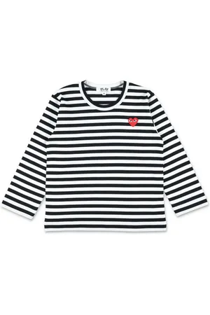 Comme des Garçons Playera a rayas con parche de corazón