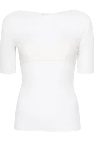 Nensi Dojaka Playera con brasier triangular