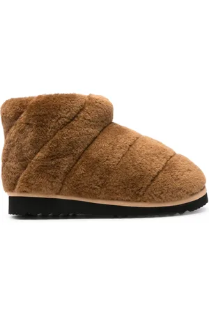 Stand Studio Botas Darby