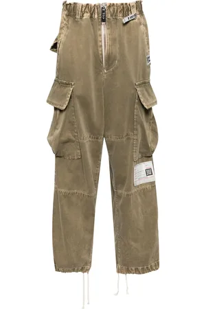 Maison Mihara Yasuhiro Pantalones cargo con parche del logo