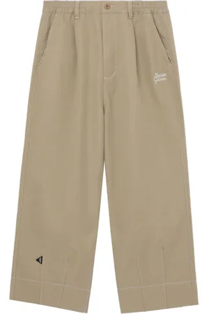 Musium Div. Pantalones chinos con bolsillos y solapa