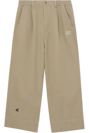 Musium Div. Pantalones chinos con bolsillos y solapa