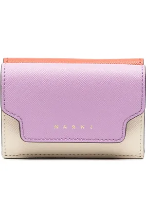 Marni Cartera con placa del logo