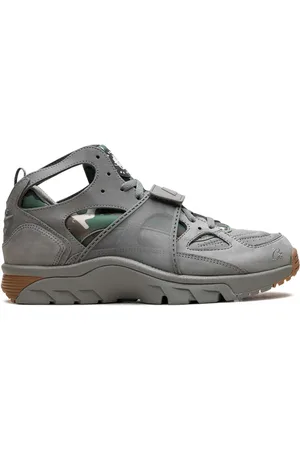 Nike Tenis Air Trainer Huarache Gully Grey de x Corteiz